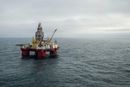 Oljedirektoratet nedjusterer hvor mye olje og gass de tror gjenstår å bli funnet i Barentshavet. Her illustrert ved boreriggen Transocean Enabler på oppdrag for Equinor i Barentshavet.