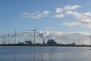 Olje- og gassprisen øker kraftig etter invasjonen av Ukraina. Betyr det at investeringslysten i fossil energi øker? Bildet er fra Eemshaven, et industriområde i Nederland som blander gasskraft, bioenergi og vindkraft.