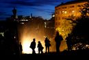 – Laksen i Akerselva og torsken i havneområdene i Oslo er utsatt for overraskende høye nivåer av lysforurensing, sier forsker Romain Fontaine. Bildet er fra festivalen Elvelangs og en kveld med ekstra mye lys.
