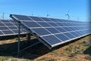 Fornybar energi er plasskrevende. Her fra en vind- og solpark i Aude i Frankrike. 