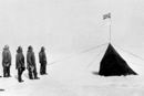 14. desember 1911 ble Roald Amundsen den første til å nå det geografiske sydpolpunktet sammen med sine fire ledsagere Oscar Wisting, Helmer Hanssen, Sverre Hassel og Olav Bjaaland.
