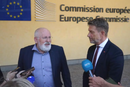 EU-kommissær Frans Timmermans (t.v.) forsikret olje- og energiminister Terje Lien Aasland om at EU ønsker å kjøpe norsk olje og gass lenge. De to møttes i Brussel torsdag. 