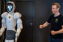 Gründer og daglig leder Bernt Børnich i 1X Technologies (tidligere Halodi Robotics) sammen med roboten Eve.
