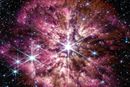 Dette bildet levert av NASA viser stjernen Wolf-Rayet 124, i midten, fanget av James Webb-romteleskopet i juni i fjor. Webb-teleskopet gjør stadig nye oppdagelser, nylig oppdaget det de fire fjerneste galaksene som noen gang er observert.