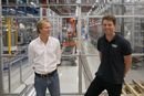 Produktsjefene Sigurd Braathen og Lars Buan i fabrikken som er en av landets mest robotiserte. Her