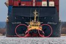 Containerskipet New New Polar Bear på vei inn til Arkhangelsk. Det mangler et anker.