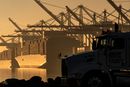Verdens skipshandel er under en økende trussel for dataangrep, mener myndigheter og eksperter. Her ankommer en lastebil en havn i Los Angeles for å hente varer. 
