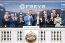 Det var høy stemning da Freyr gikk på børs på New York børsen 8. juli i 2021. Tom Einar Jensen i lys blå jakke i midten.
