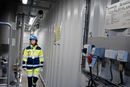 Jannicke Gerner Bjerkås er CCS-direktør i Celsio. Her er hun i pilotanlegget som ble brukt til å teste teknologien for CO2-fangst fra avfallsanlegget. Nå har de valt å bytte leverandør. 