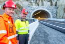 Prosjektleder Ole Martin Lilleby (til venstre) og anleggsleder Pål Børslid ved tunnelinngangen mot Sande. Inne i tunnelen er det brukt PE-skum dekket med sprøytebetong i hele lengden på 1000 meter.