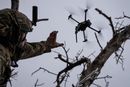 En ukrainer sender av gårde en drone utenfor Bakhmut i Donetsk-regionen 12. desember i år.