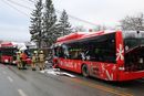 En bussfører omkom og en bussfører ble kritisk skadd som følge av en frontkollisjon mellom disse to bussene i desember 2022.