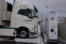En ny elektrisk lastebil lader ved Askos regionsenter i Vestby i Akershus, nov 22.