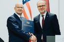 Den amerikanske ambassadøren til Latvia, Christopher Robinson (t.v), og Latvias forsvarsminister Andris Sprūds inngår avtale om NSM-basert kystartilleri.

Foto: Armīns Janiks (Aizsardzības ministrija)