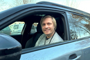 Seniorforsker Petter Arnesen i Sintef bak rattet i en bil.