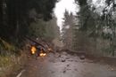 Fylkesvei 5400 i Bergsdalen i Dale ble stengt søndag på grunn av jordskred.