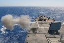 USA har bedt flere land delta i koalisjonen som skal beskytte skipstrafikk i Rødehavet mot angrep med droner og missiler.  Norge sender 10 stabsoffiserer. Her avfyrer er USS  Cole sin MK 45 5-toimmers lettevektstkanon under forberedelsene til insnats i Rødehavet. 
