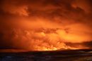 Vulkanutbruddet lyste opp nattehimmelen over Reykjanes.