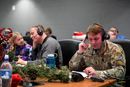 Bildet viser frivillige på julaften som svarer telefoner fra barn fra hele verden som vil vite hvor julenissens slede er og om den nærmer seg dem.