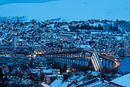 En masterstudent i informatikk ved Universitetet i Tromsø ble i 2021 tatt for å jukse på eksamen. Her ser vi Tromsøbrua og Ishavskatedralen i Tromsø sentrum. Universitetet ligger utenfor bildet.