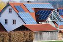Hustak med solcellepaneler.