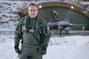 Forsvarsminister Bjørn Arild Gram varsler at flere må inn i førstegangstjenesten i Norge. Bilder er fra januar, da Gram fikk sitte i baksetet på en F-16 fra Bodø, i forbindelse med opplæring av ukrainske piloter i Danmark.