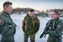 Luftforsvarssjef Rolf Folland (t.v), detasjementsjef Bård Bakke og forsvarsminister Bjørn Arild Gram i Bodø i forbindelse med klargjøring av to F-16 som fredag fløy til Danmark for å benyttes til trening med ukrainsk personell. 