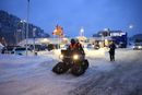 Mange trengte hjelp på Sørlandet onsdag. Her kjører Tommy Tofteland fra Sivilforsvaret Ida Engen fra hjemmesykepleien på grunn av det kraftige snøværet som har gjort veier ufremkommelige. 