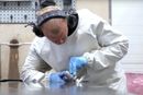 Selskapet Scan Granitt, som leverer plater av kvartskompositt, har investert i utstyr som binder støvet og dermed reduserer faren for innånding av silisiumdioksid. I produksjonen benyttes maske, dette bildet er fra en illustrasjon, derfor ingen maske.