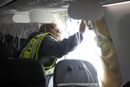 Flyet fra Alaska Airlines undersøkes etter ulykken. Delen som løsnet fra flyet, er også funnet. 