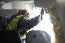 Flyet fra Alaska Airlines undersøkes etter ulykken. 