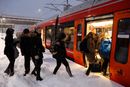 Mange toglinjer på Østlandet er forsinket på grunn av mye snø på togsporene.