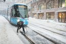 En trikkefører koster sporvekselen i snøkaoset i Oslo 17. januar 2024.