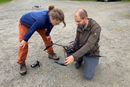 Alouette van Hove og Norbert Pirk lærer opp droner til selv å finne ut hvor de bør måle flukser av drivhusgasser fra terrenget. 