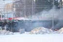 Det brenner i flere gassbusser i Sarpsborg. Politiet har opprettet en sikkerhetssone.