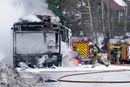 Det brenner i en rutebuss i Bjørndal i Oslo mandag morgen. Politiet opprettet en sikkerhetsavstand på 100 meter.