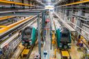 To nye tog er rullet inn i hallen, klare for periodisk service. For disse Flirt-togene skjer det hver 20 000. kilometer.