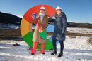 Google-sjef Tine Austvoll (t.v.) og digitaliseringsminister Karianne Tung tar et slags første spadetak for det nye datasenteret de vil bygge i Skien. Tomta er allerede gjort klar.