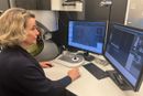 Patricia Carvalho i Sintef ser her på dypingitt med transmisjonselektronmikroskopet på Nortem i Oslo.