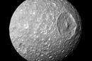 Et bilde gitt ut av Nasa viser overflaten på Saturn-månen Mimas. Det store Herschel-krateret har fått mange til å sammenligne den lille månen med Dødsstjernen fra Star Wars. Bildet er tatt fra romsonden Cassini i 2010. Ny forskning tyder på at isoverflaten kan skjule et hav.