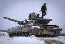 Ukrainske soldater trener på en stridsvogn i desember i fjor. Russland har mistet 3000 stridsvogner siden krigen startet, men har flere tusen eldre stridsvogner på lager. 