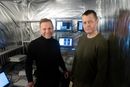 Tore Kristoffersen og Arne Igesund i 5G-laben til Ice i Nydalen i Oslo. Rommet er kledd i aluminiumsfolie, for å skape et Faraday-bur, slik at ikke radiosignaler fra utsiden trenger inn. 