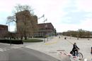 Rådhuset i Oslo, plassen foran , syklist