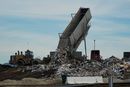 Søppel helles ut på en avfallsplass i Chula Vista i California. Delstaten ligger ikke an til å nå sitt mål om kildesortering for å holde organisk avfall unna avfallsplassene. Mat og annet organisk avfall på søppelplasser fører til utslipp av den kraftige klimagassen metan