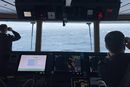 Kystvakten deler torsdag dette bildet fra kystvaktskipet KV Sortland deltar i søket etter vrakdeler fra helikopteret som styrtet utenfor Bergen onsdag kveld.