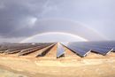 Sola skinner på Scatecs solpark Kalkbult i Sør-Afrika.