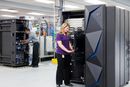 IBMs ingeniører klargjør stormaskiner før forsendelse til kunder. Bildet er tatt ved IBMs fabrikk i Poughkeepsie.