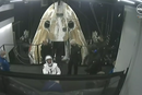 Andreas Mogensen har kommet trygt tilbake til jorden og gir tommel opp etter å ha blitt hjulpet ut av romkapselen.
