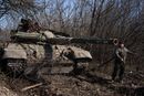 En ukrainsk soldat fjerner grener fra en stridsvogn i Tsjasiv Jar i Donetsk-regionen. EUs utenrikssjef Josep Borrell ber republikanerne i Kongressen om å gi mer militær støtte til Ukraina, og sier at krigen kan bli avgjort i løpet av våren og sommeren.