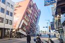 Skjelvet meldes å være det kraftigste til å ramme Taiwan på 25 år. TV-bilder viser ødelagte bygninger i byen Hualien, øst i landet.